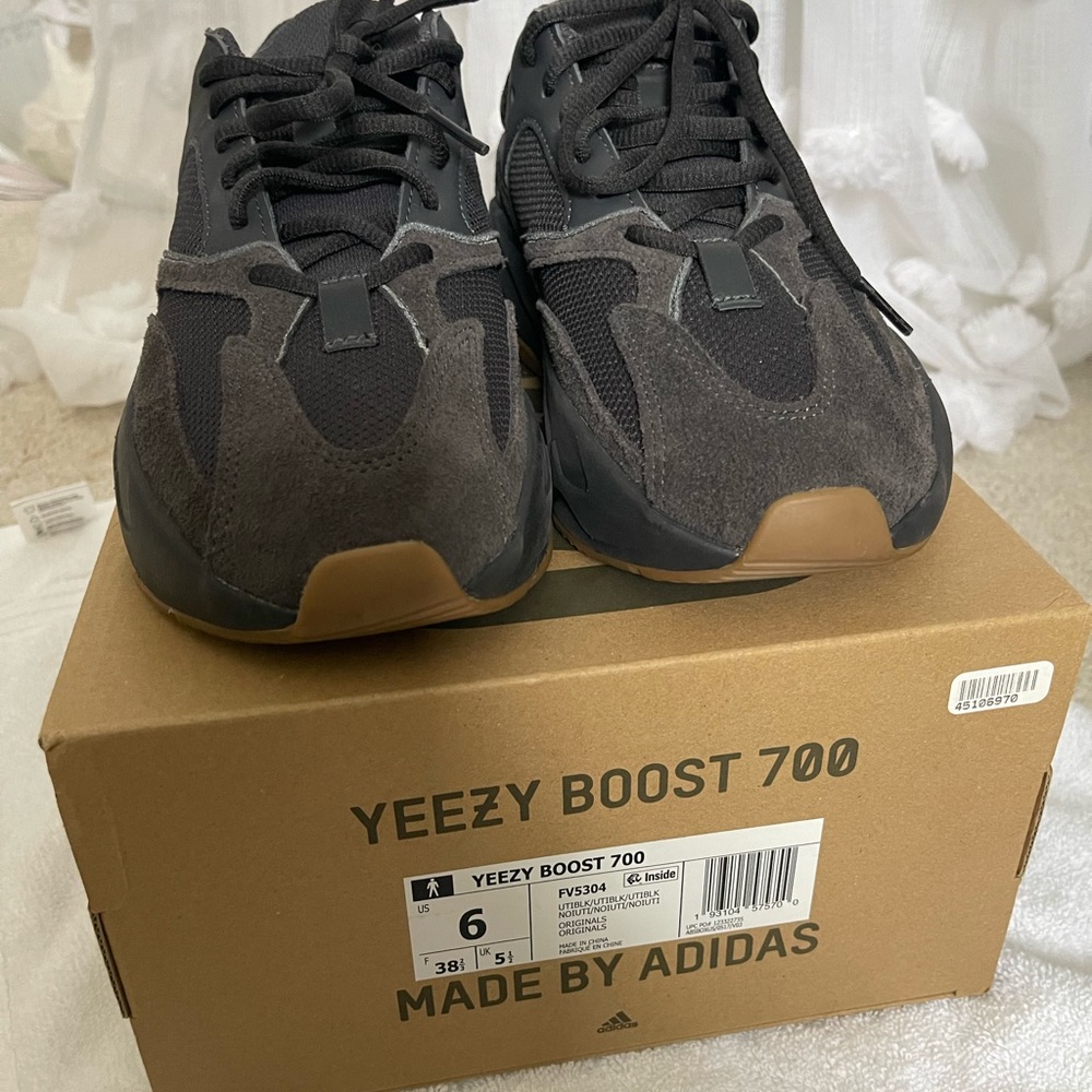 Yeezy 700 UtilityBlack - Picture 4 of 9
